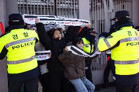 South Korea’s Progressive Students Stage Surprise Protest In Front Of U.S. Embassy