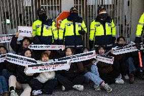 South Korea’s Progressive Students Stage Surprise Protest In Front Of U.S. Embassy