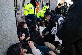 South Korea’s Progressive Students Stage Surprise Protest In Front Of U.S. Embassy