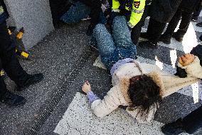 South Korea’s Progressive Students Stage Surprise Protest In Front Of U.S. Embassy