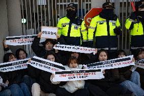 South Korea’s Progressive Students Stage Surprise Protest In Front Of U.S. Embassy