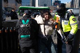 South Korea’s Progressive Students Stage Surprise Protest In Front Of U.S. Embassy