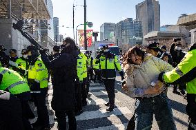 South Korea’s Progressive Students Stage Surprise Protest In Front Of U.S. Embassy