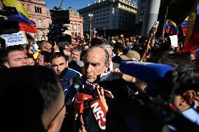 Venezuelans In Argentina Reject Nicolás Maduro's Assumption Of Power And Demand The Legitimacy Of Edmundo González Urrutia As Th