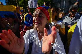 Venezuelans In Argentina Reject Nicolás Maduro's Assumption Of Power And Demand The Legitimacy Of Edmundo González Urrutia As Th