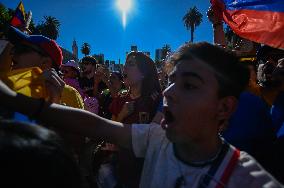 Venezuelans In Argentina Reject Nicolás Maduro's Assumption Of Power And Demand The Legitimacy Of Edmundo González Urrutia As Th