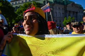 Venezuelans In Argentina Reject Nicolás Maduro's Assumption Of Power And Demand The Legitimacy Of Edmundo González Urrutia As Th