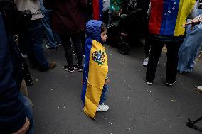 Venezuelan Community Opposed To Nicolás Maduro Demonstrated Outside The Venezuelan Embassy In Mexico City