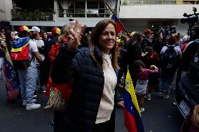 Venezuelan Community Opposed To Nicolás Maduro Demonstrated Outside The Venezuelan Embassy In Mexico City