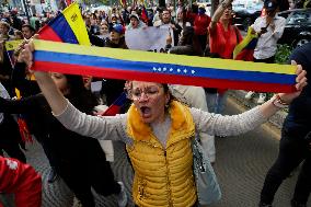 Venezuelan Community Opposed To Nicolás Maduro Demonstrated Outside The Venezuelan Embassy In Mexico City