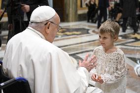 Pope Francis Receives Children Guests Of The Pediatric Oncology Clinic - Vatican