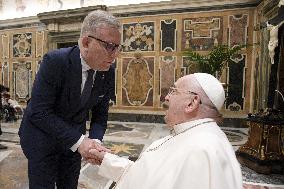 Pope Francis Receives Children Guests Of The Pediatric Oncology Clinic - Vatican