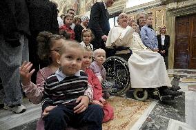 Pope Francis Receives Children Guests Of The Pediatric Oncology Clinic - Vatican