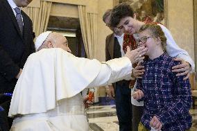 Pope Francis Receives Children Guests Of The Pediatric Oncology Clinic - Vatican