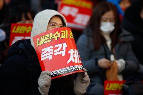 Impeached President Yoon Suk-yeol’s Defiance Of An Arrest Warrant Sparks Chaos In South Korea.