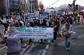 Protesters Demand End To War, Condemn Israeli Attacks In Downtown Seoul