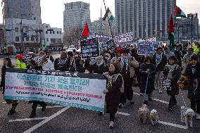 Protesters Demand End To War, Condemn Israeli Attacks In Downtown Seoul