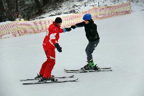 Ukrainian war veterans visit adaptive skiing training session in Kyiv