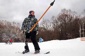 Ukrainian war veterans visit adaptive skiing training session in Kyiv