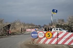 Ukrainian police officers at roadblock in Zaporizhzhia region
