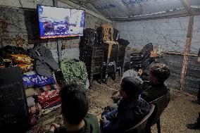 Displaced Residents Follow the News - Gaza