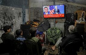 Displaced Residents Follow the News - Gaza