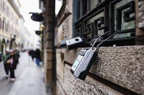 Key Boxes For Remote Check-in Of Hotels, B&b And Apartments Destined To Short Rentals On Platforms Like Airbnb And Booking In Mi