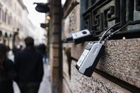 Key Boxes For Remote Check-in Of Hotels, B&b And Apartments Destined To Short Rentals On Platforms Like Airbnb And Booking In Mi