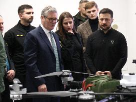 Volodymyr Zelenskyy and Keir Starmer inspect Ukrainian-made drones