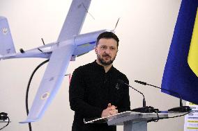 Volodymyr Zelenskyy and Keir Starmer inspect Ukrainian-made drones