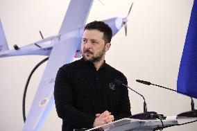 Volodymyr Zelenskyy and Keir Starmer inspect Ukrainian-made drones