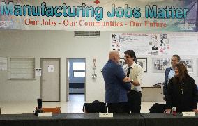 Justin Trudeau Meets with Unifor Local 444 in Windsor - Canada