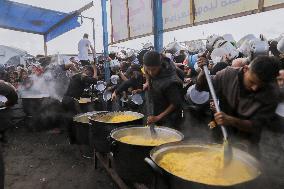Waiting For Food In Gaza