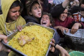 Waiting For Food In Gaza