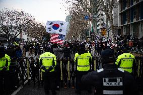 Yoon Suk-yeol’s Supporters Vandalize Property And Riot At Seoul Western District Court