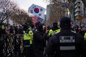 Yoon Suk-yeol’s Supporters Vandalize Property And Riot At Seoul Western District Court