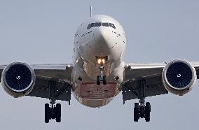 Diverse aircraft landing in Barcelona