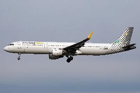 Diverse aircraft landing in Barcelona