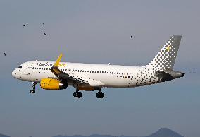Diverse aircraft landing in Barcelona