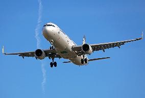 Diverse aircraft landing in Barcelona