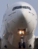 Diverse aircraft landing in Barcelona