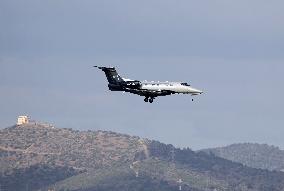 Diverse aircraft landing in Barcelona