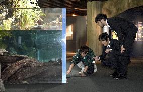 Japan crown prince visits aquarium