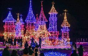 Tourists Enjoy Festive Lanterns in Huaian