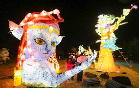 Tourists Enjoy Festive Lanterns in Huaian