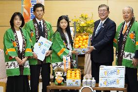 Japan PM Ishiba receives Japanese mandarins