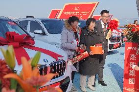 Companies Distribute Cars to Reward Employees in Yantai