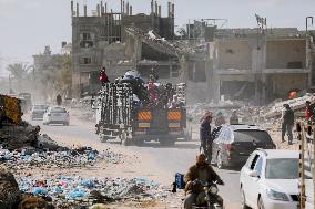 Palestinians Return to Gaza