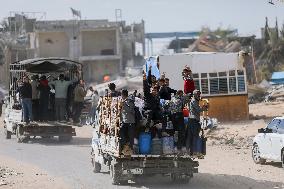 Palestinians Return to Gaza