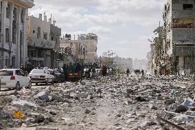 Palestinians Return to Gaza